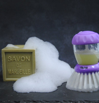 Brosse à vaisselle avec réservoir à savon